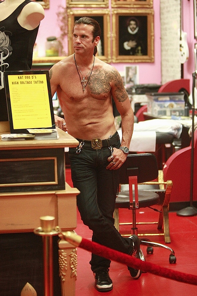 Lorenzo Lamas shows off tattoos on public