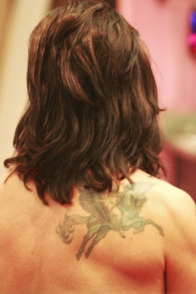Lorenzo Lamas shows off tattoos on public
