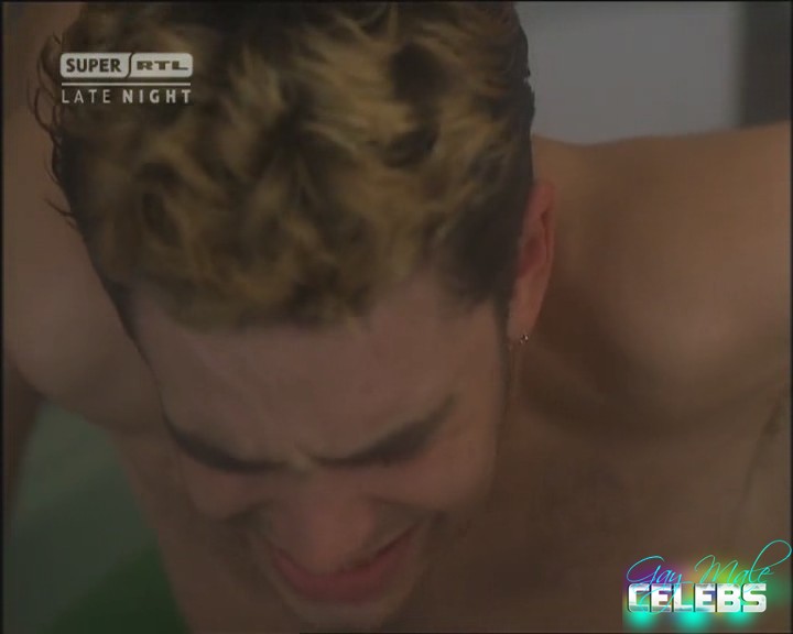 Oliver Boysen flashes tight ass in a bath