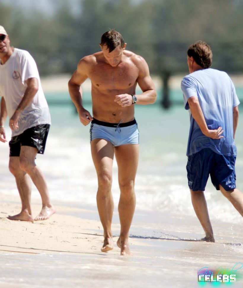 Daniel Craig shirtless