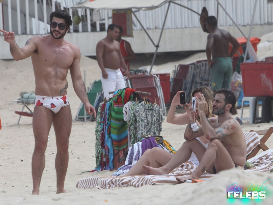 Marc Jacobs caught with boyfriend on a beach