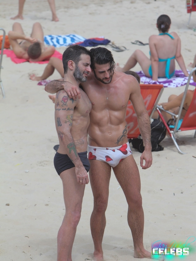 Marc Jacobs caught with boyfriend on a beach