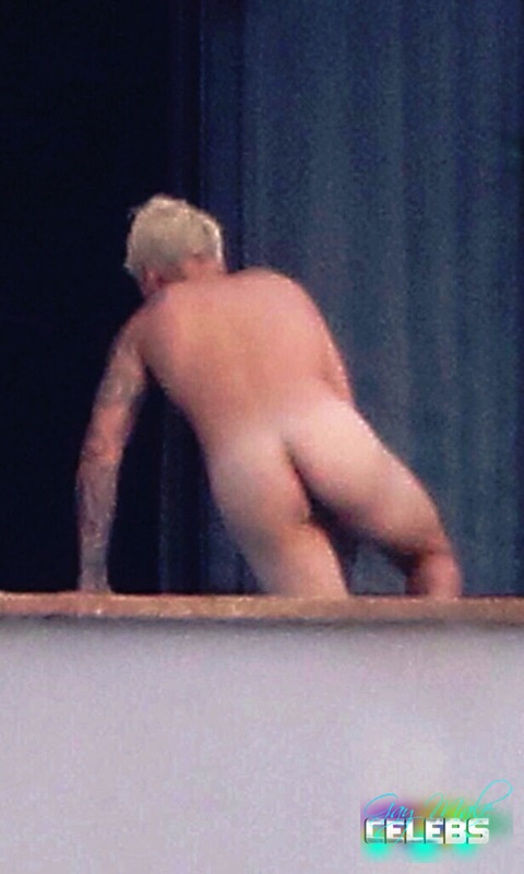 Justin Bieber Caught Frontal Nude
