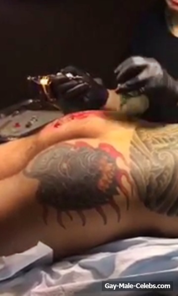 Alex Minsky Gets Selfie His Nude Tattooed Ass