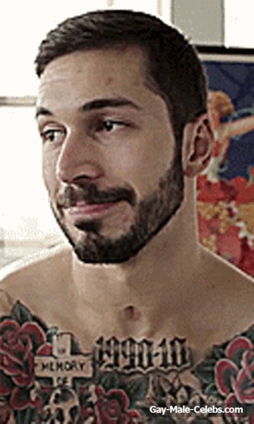 Alex Minsky Gets Selfie His Nude Tattooed Ass